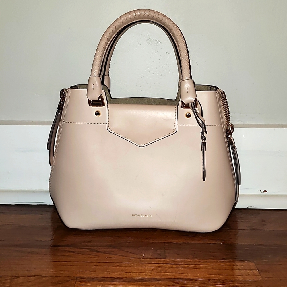 ⭐️ Michael Kors Light Pink Blakely Messenger Bag